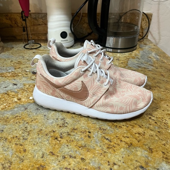 Nike roshe size 3.5 - Picture 1 of 8